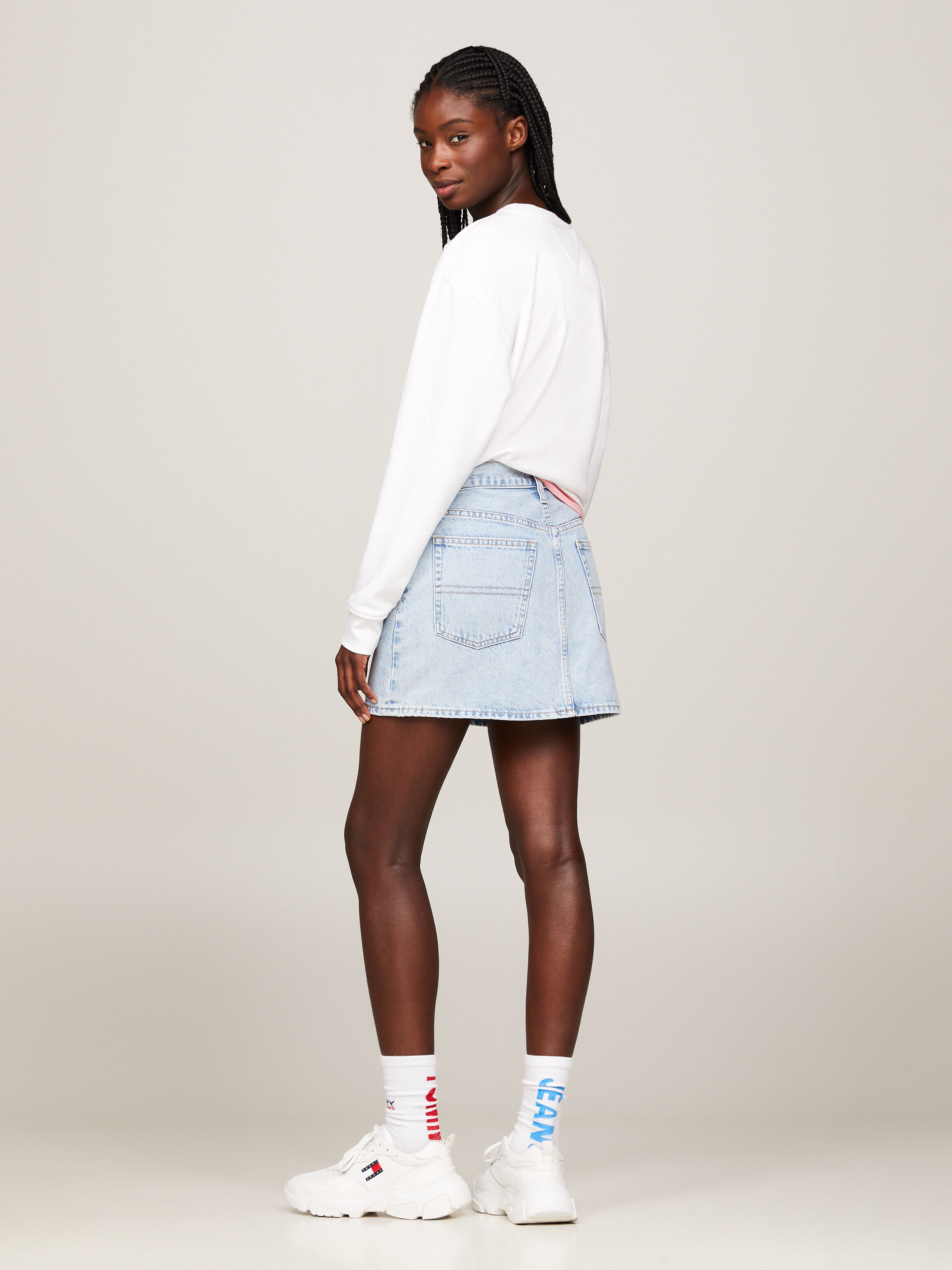 HOW TO WEAR A DENIM MINI SKIRT - Inspiring Wit | Mini skirts, Denim mini  skirt, Blue denim skirt