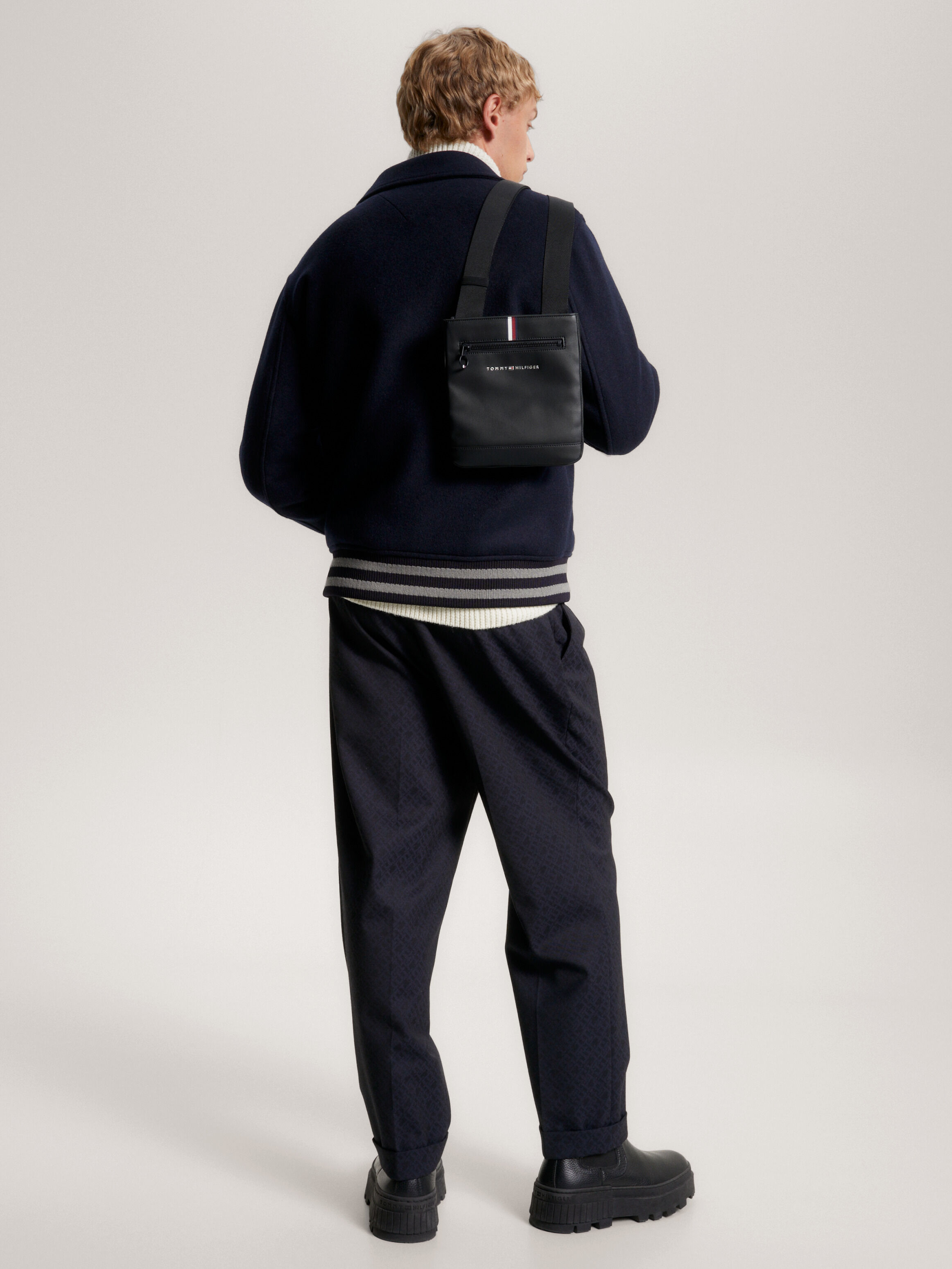 Tommy hilfiger store essential mini crossover