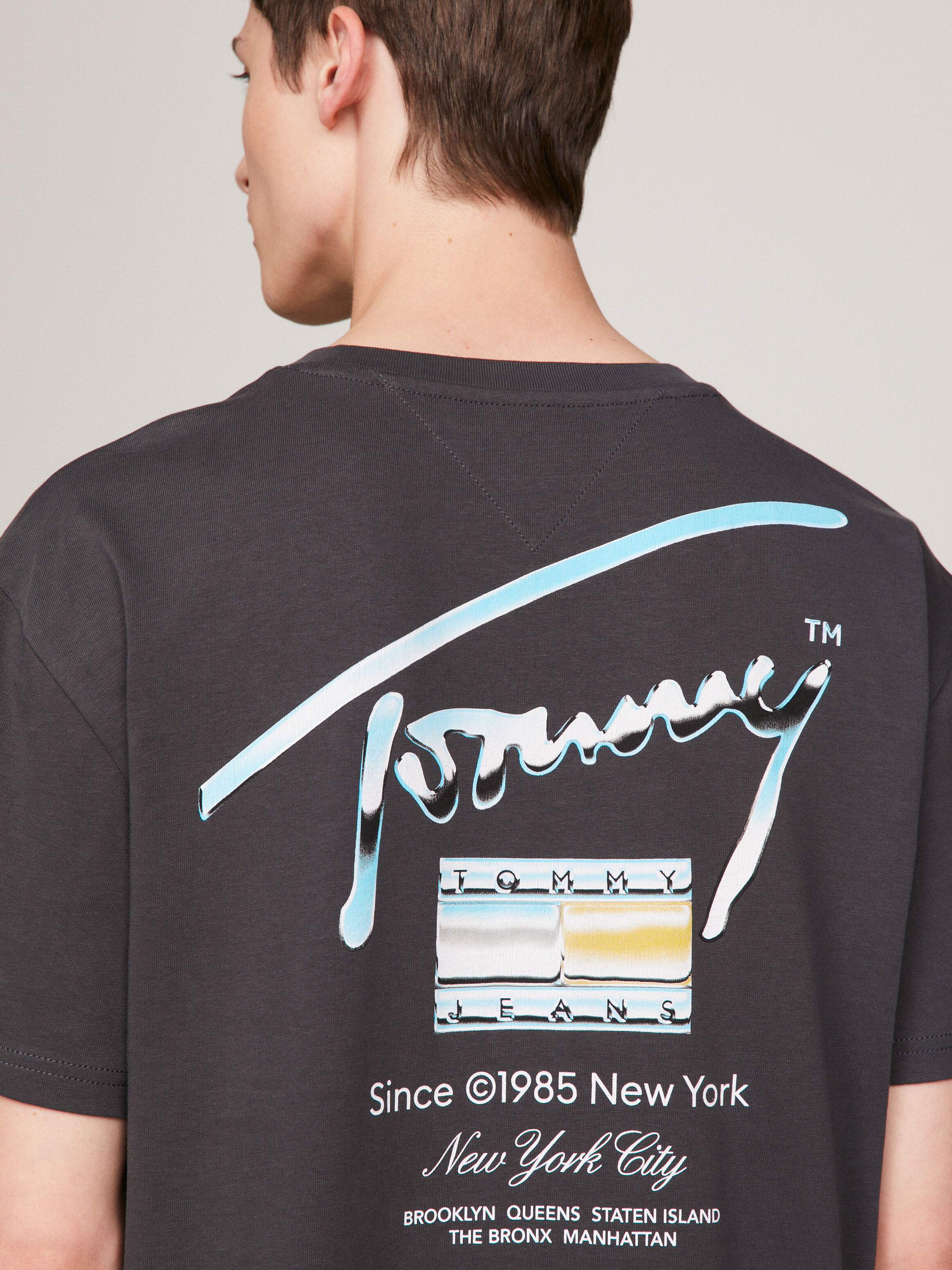 White tommy jeans t shirt best sale