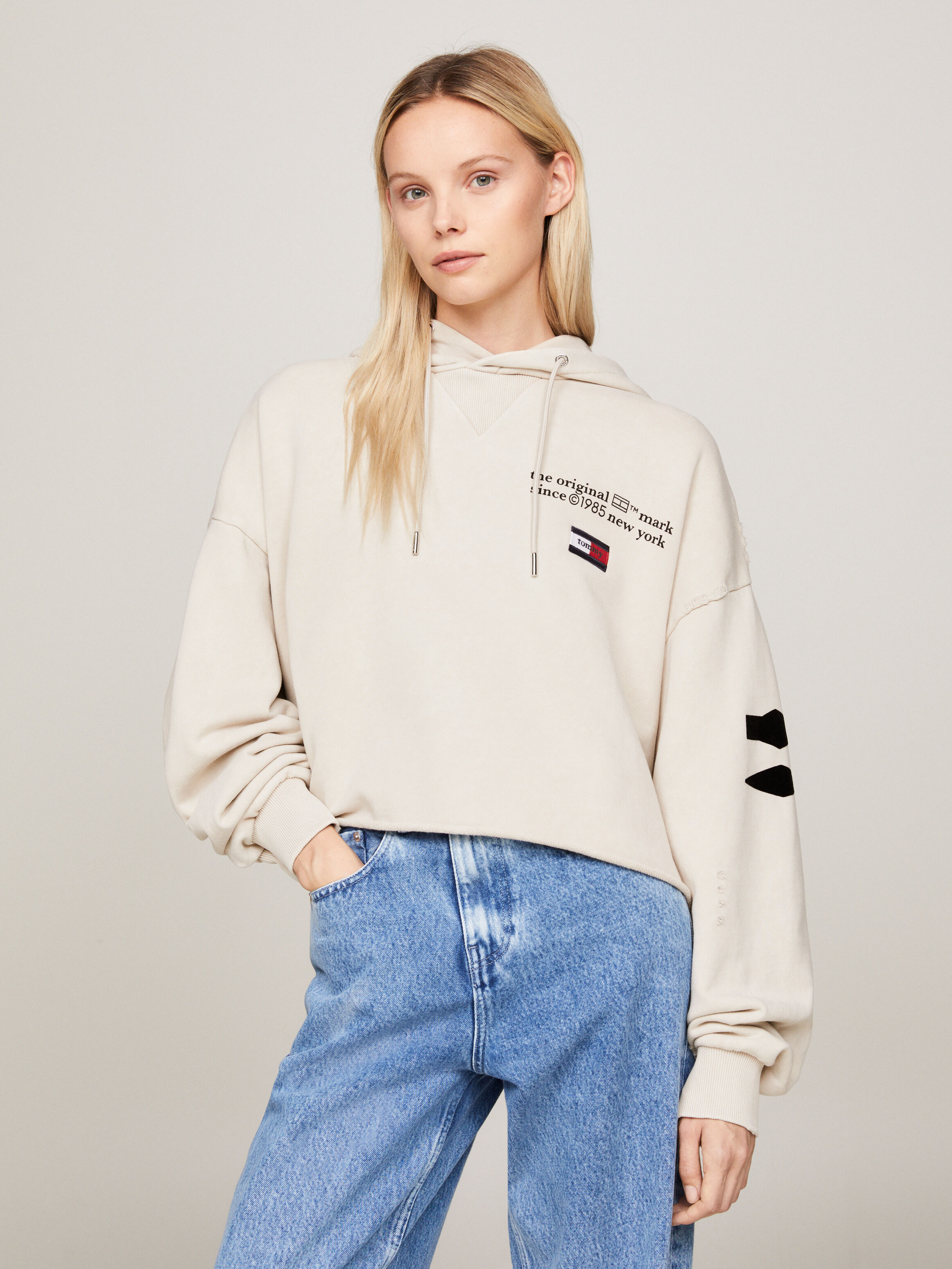 Badge hoodie new arrivals tommy hilfiger
