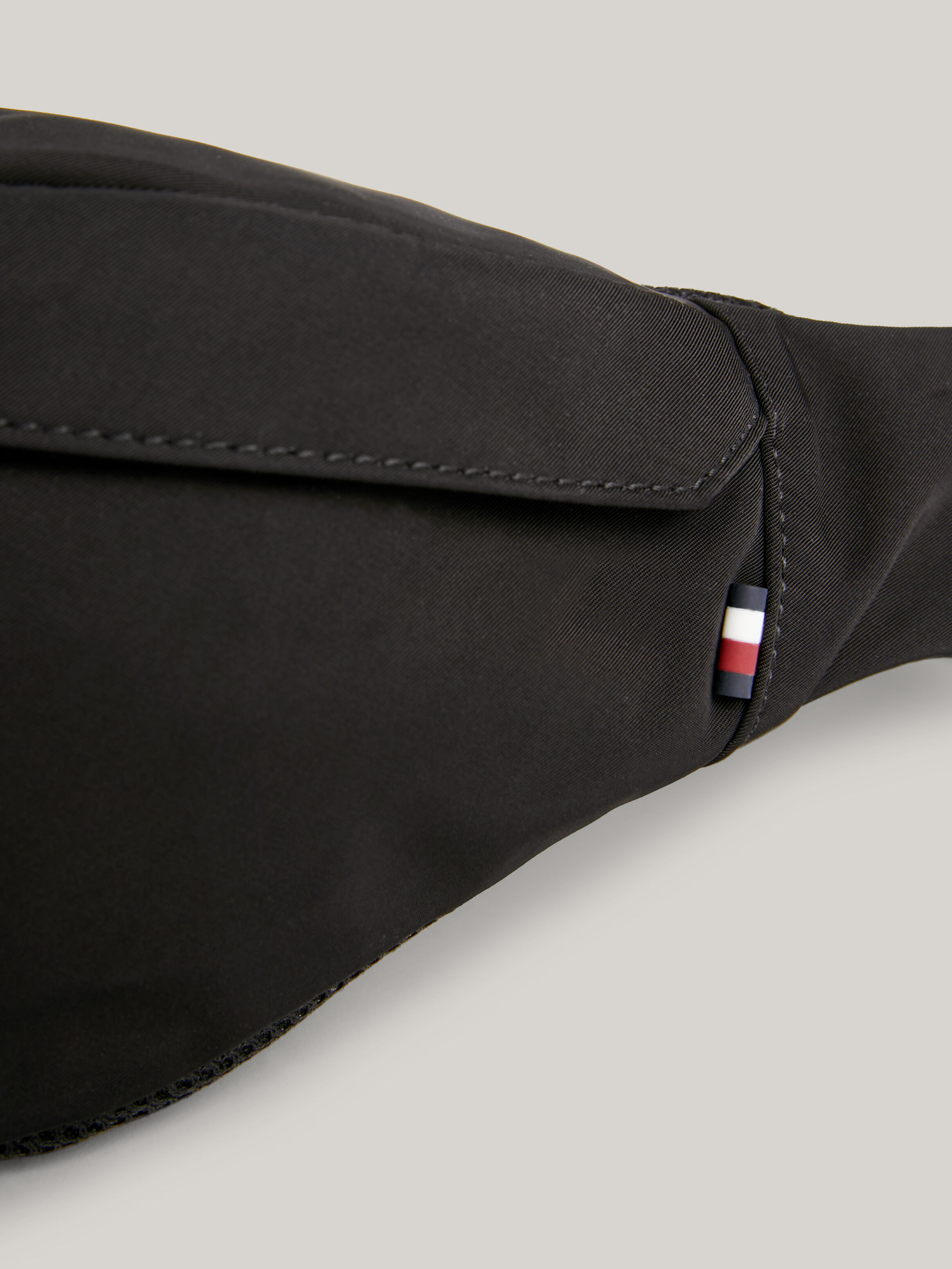White tommy clearance hilfiger bum bag