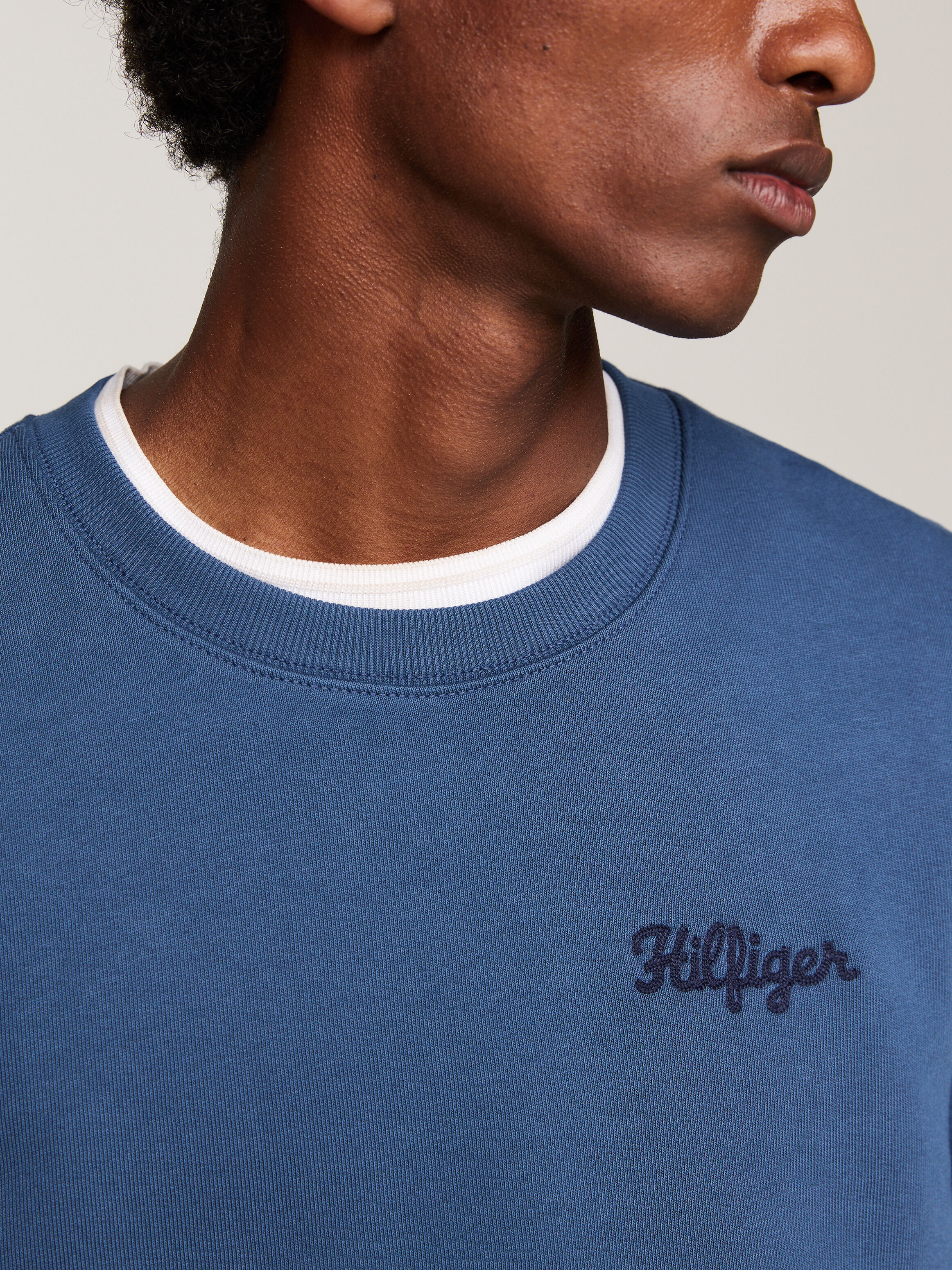 Tommy hilfiger chest logo sweatshirt outlet
