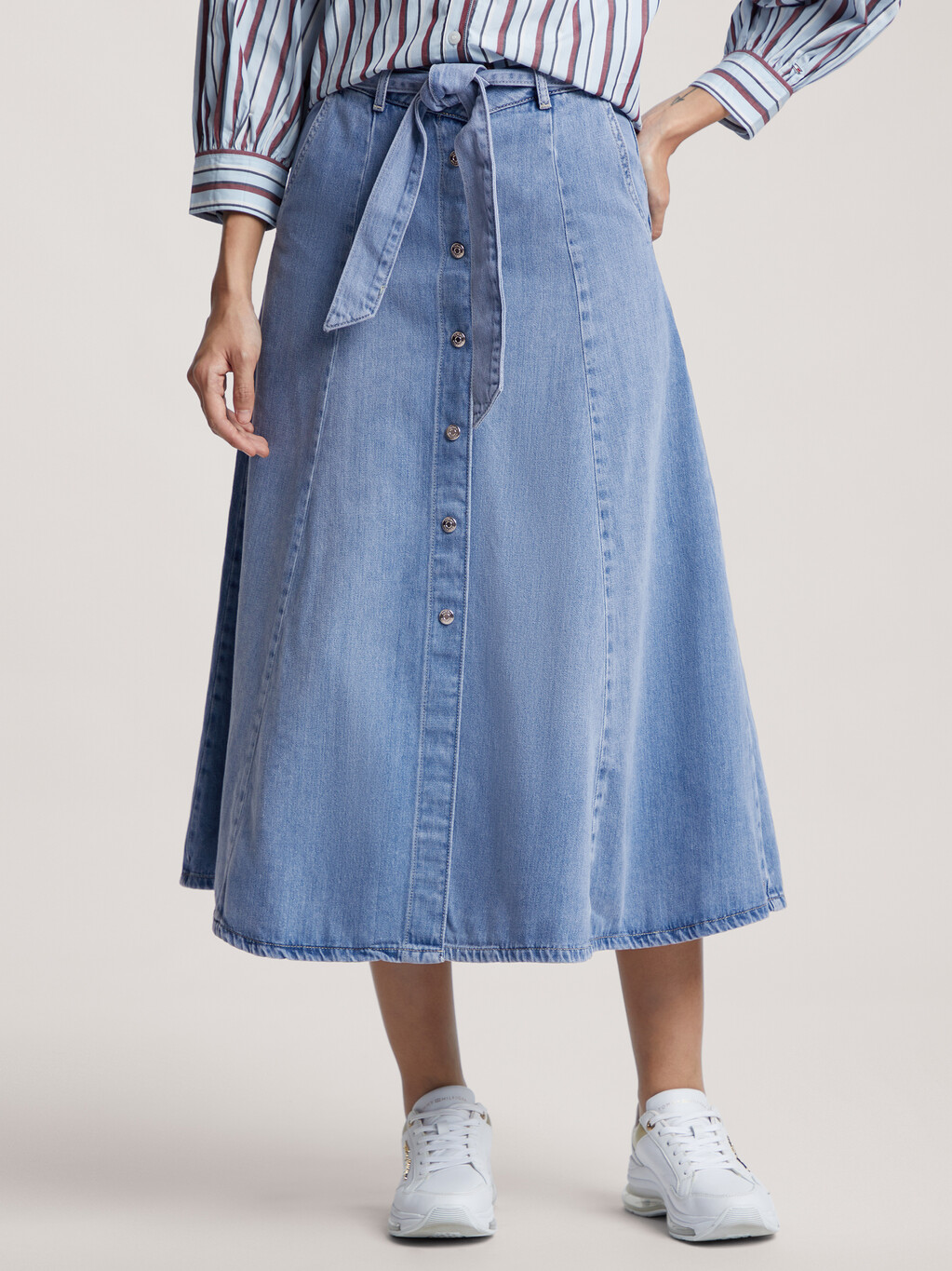 Belted Fit And Flare Denim Midi Skirt | | Tommy Hilfiger Singapore | Sommerröcke