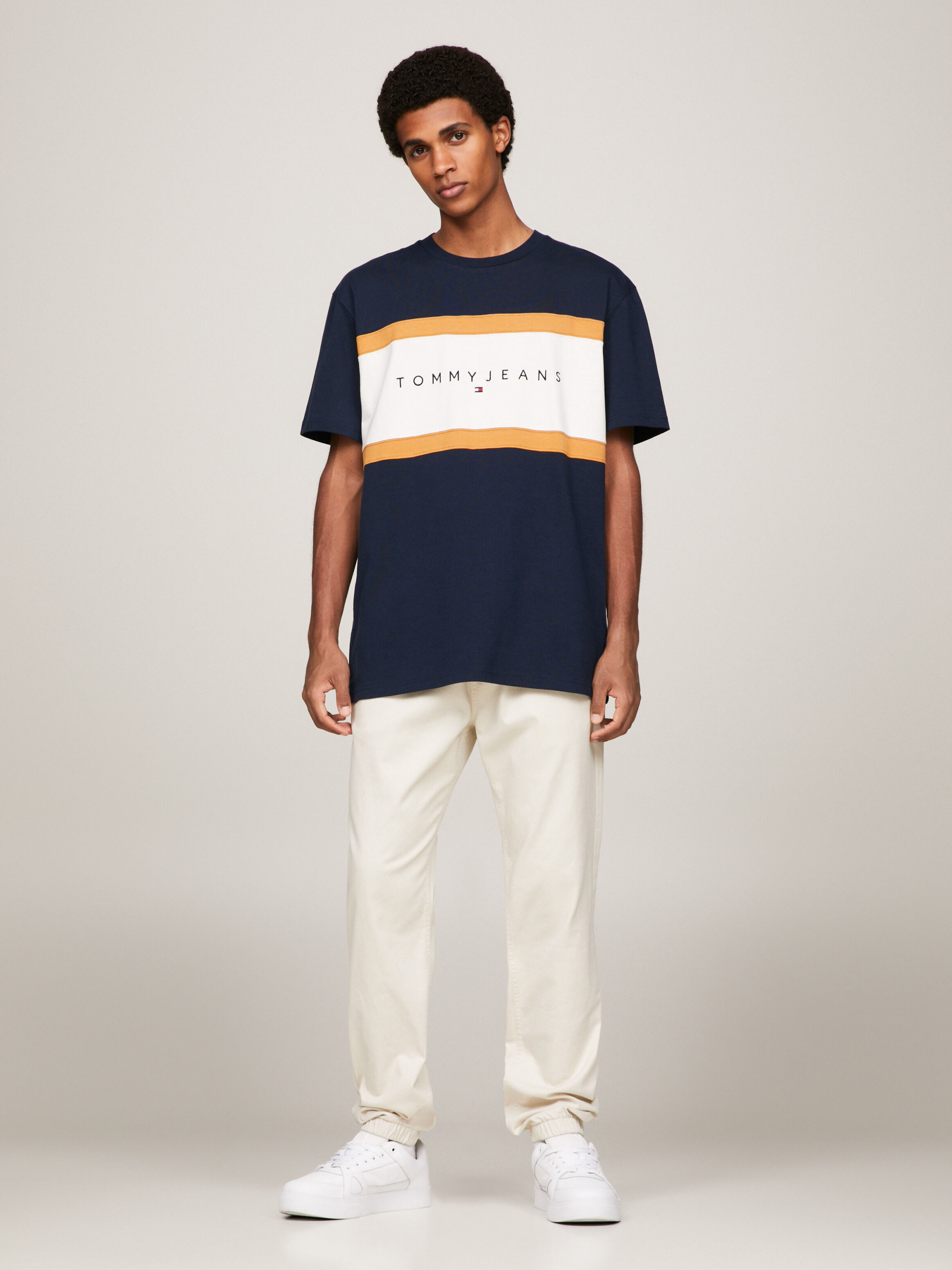 White tommy best sale jeans t shirt