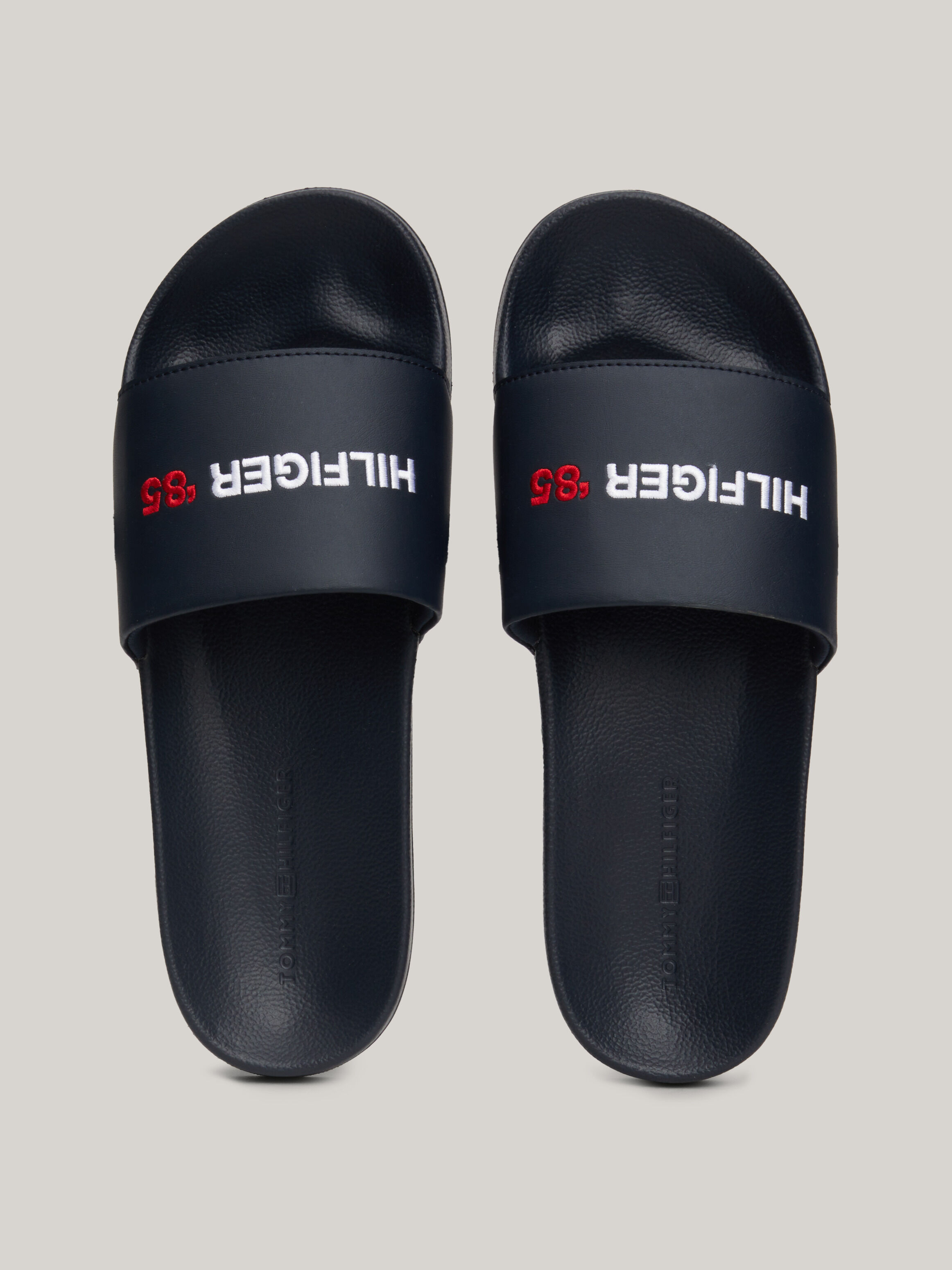 Red tommy clearance hilfiger sliders