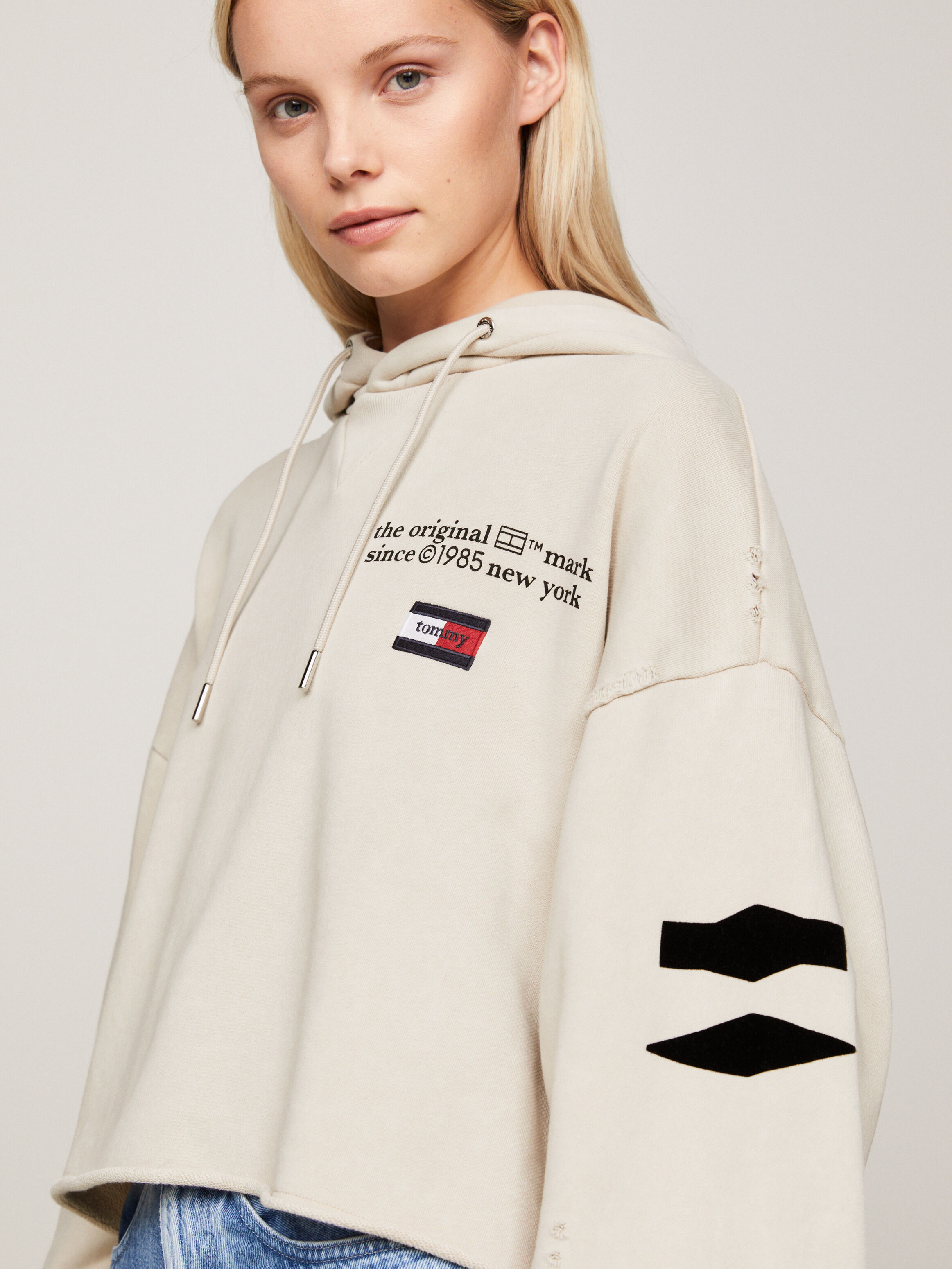 Badge hoodie new arrivals tommy hilfiger