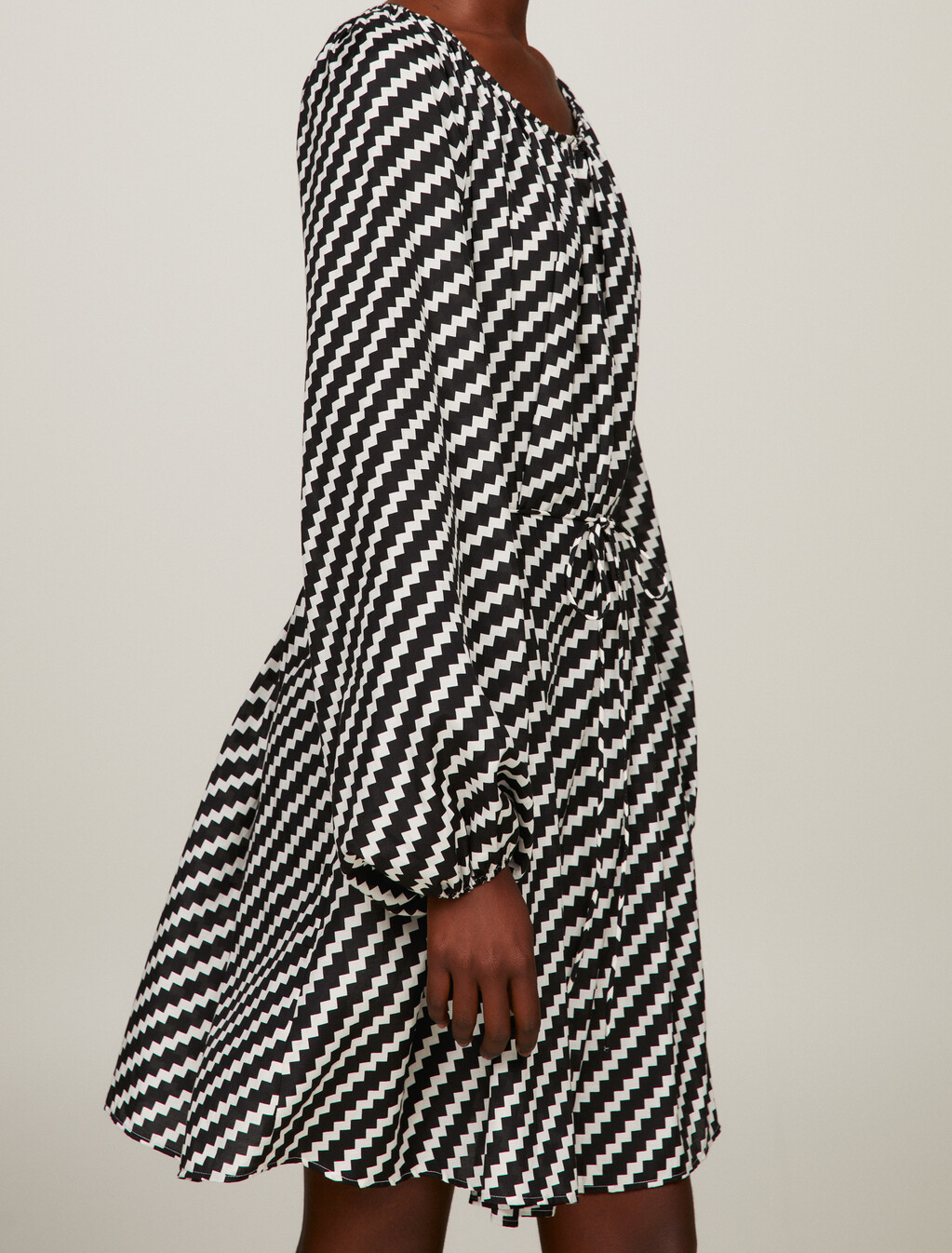 Jagged Print Oversized Knee Length Dress, Zig Zag Print/ Whte Base, hi-res