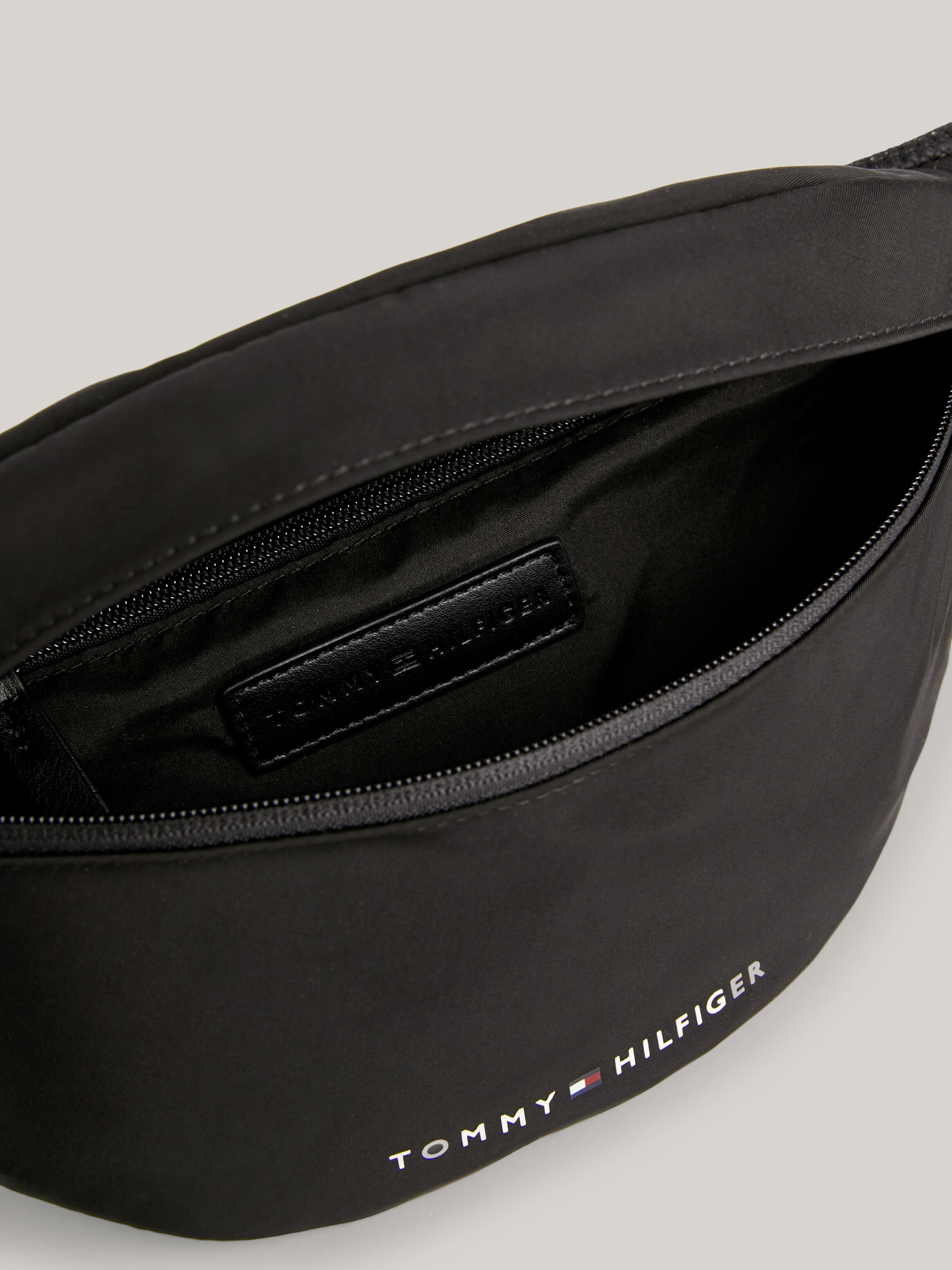 White tommy hotsell hilfiger bum bag