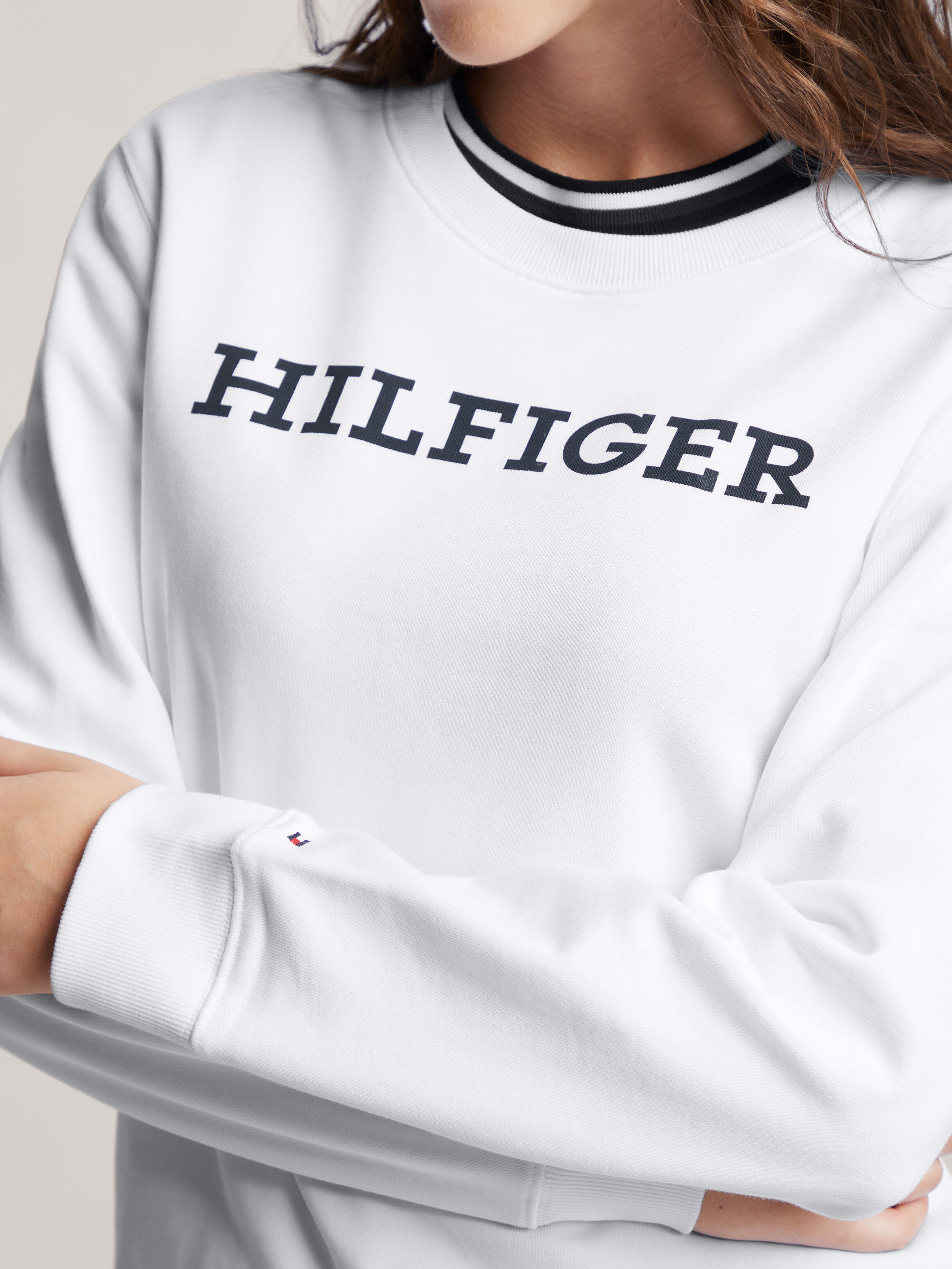 White sweatshirt hotsell tommy hilfiger